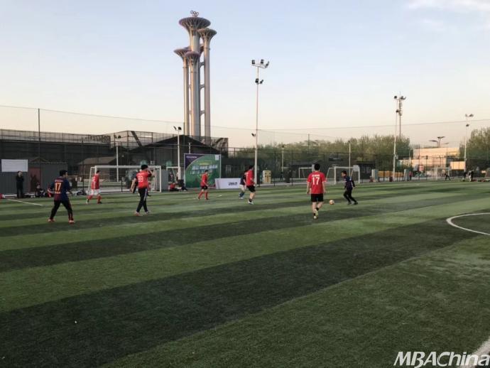 我院MBA足球队参加2018年M超足球联赛热身