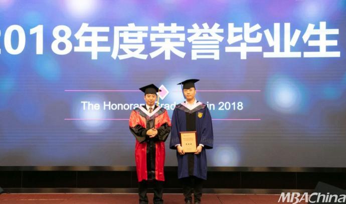 南京大学研究生院副院长朱易然教授宣读南京大学emba学位授予决议,并